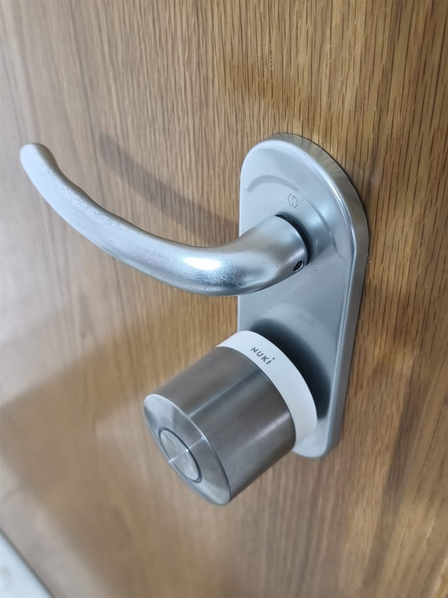 Fechadura inteligente Nuki instalada na parte de dentro de uma porta de apartamento