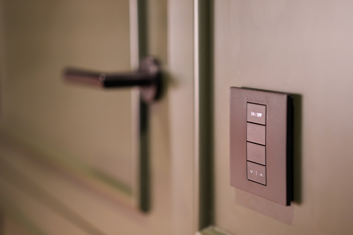 Interruptor inteligente moderno na parede, junto a uma porta